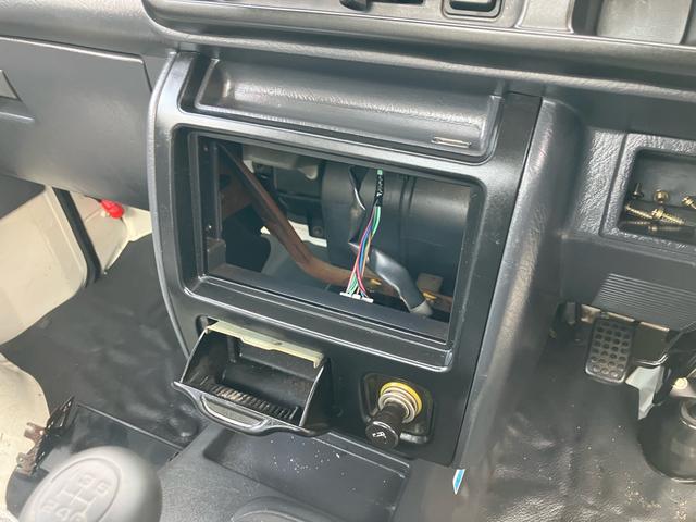 ハイゼットトラック スペシャル エアコン 4WD 最大積載量350kg マニュアル車 車検令和8年11月 走行距離70000キロ台 シガーソケット(18枚目)