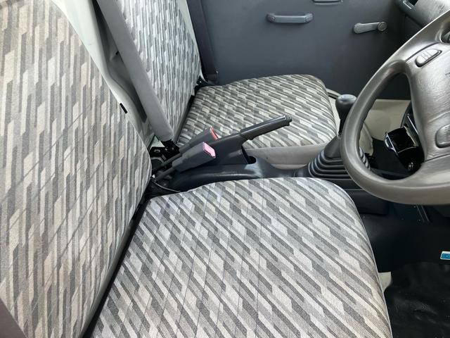 ハイゼットトラック スペシャル エアコン 4WD 最大積載量350kg マニュアル車 車検令和8年11月 走行距離70000キロ台 シガーソケット(25枚目)