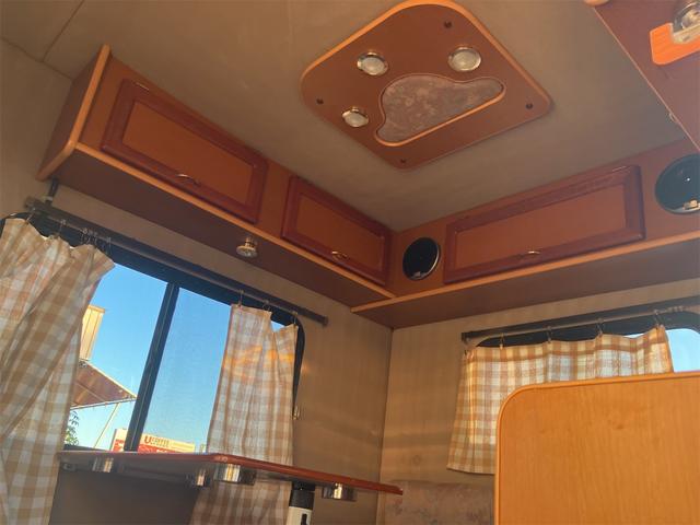 キャリイトラック 　キャンピングカー　ＡＴ　バックカメラ　タープ　ソラーパネル　梯子　ナビ　ＡＭ／ＦＭ　ＡＵＸ　パワーステアリング　エアコン（7枚目）