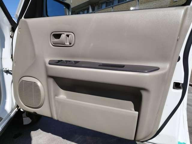 ラシーン ft タイプII 4WD 車検整備付 走行124000Km 4速オートマ ホワイト Wエアバッグ ABS ルーフレール 背面タイヤ レトロパネル ガソリン車(45枚目)