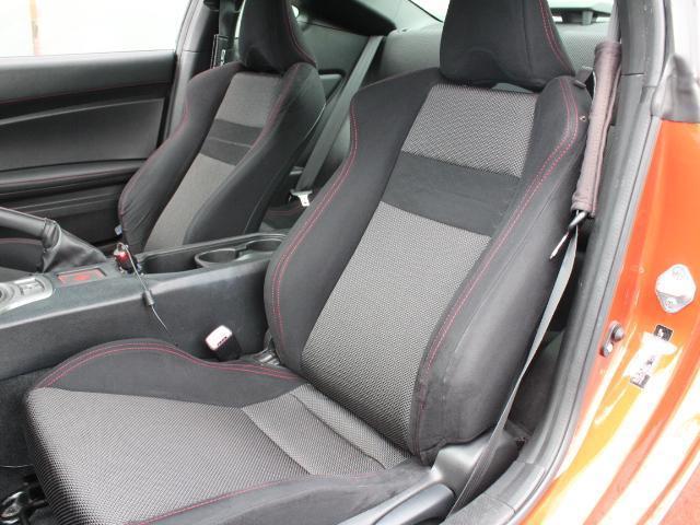 ８６ ＧＴ　ＲＡＹＳ製グラムライツ１８インチアルミ　ＴＲＤフロントエアロ　フジツボマフラー　ＢＬＩＴＺ車高調　純正ナビＴＶ　バックカメラ　ＥＴＣ　ミラー型ドラレコ　スーパーキャットレーダー　タワーバー（6枚目）