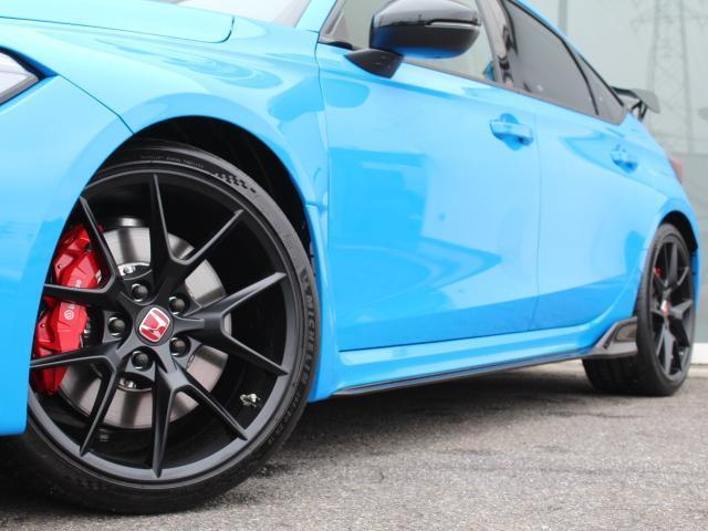 シビック タイプR レーシングブラックパッケージ ワンオーナー ホンダセンシング 純正ナビ フルセグ バックカメラ ETC2.0 純正19インチアルミ ブレンボキャリパー ワイヤレス充電 LEDヘッドライト(17枚目)