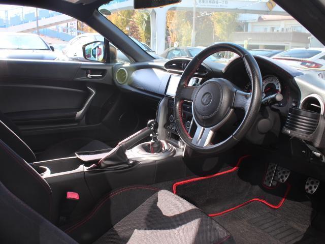 ８６ ＧＴ　ワンオーナー　ＴＲＤモノブロックブレーキキット　アドバンＧＴ１８インチ　ＴＲＤマフラー　ＴＲＤトランクスポイラー　後期ライト前後　ＴＥＩＮ車高調　ストラーダナビ　フルセグ　バックカメラ　買取車（4枚目）