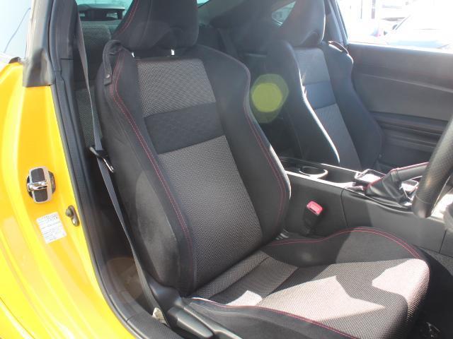 ８６ ＧＴ　ワンオーナー　ＴＲＤモノブロックブレーキキット　アドバンＧＴ１８インチ　ＴＲＤマフラー　ＴＲＤトランクスポイラー　後期ライト前後　ＴＥＩＮ車高調　ストラーダナビ　フルセグ　バックカメラ　買取車（5枚目）