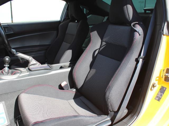 ８６ ＧＴ　ワンオーナー　ＴＲＤモノブロックブレーキキット　アドバンＧＴ１８インチ　ＴＲＤマフラー　ＴＲＤトランクスポイラー　後期ライト前後　ＴＥＩＮ車高調　ストラーダナビ　フルセグ　バックカメラ　買取車（6枚目）