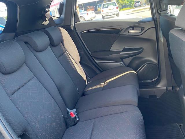 フィットハイブリッド Ｓパッケージ　純正ナビ　衝突軽減ブレーキ　ＣＤ／ＤＶＤ再生　ＬＥＤヘッド　ＴＶ　バックカメラ　ＥＴＣ　クルーズコントロール（17枚目）