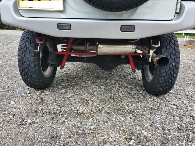 ジムニー FISフリースタイルワールドカップリミテッド インタークーラーターボ リフトアップ 社外マフラー バンパー バンパーガード ターボタイマー ウッド調パネル 4WD オートマ車(6枚目)