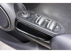 ウィンドウスイッチまわり『使用頻度が多い運転席側のスイッチまわり。目立つ傷もなく綺麗な状態を保っています。』 4