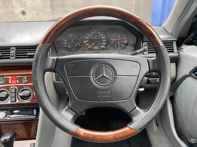 Eクラスステーションワゴン E320ステーションワゴン リミテッド ディーラー車・限定車・レザーシート・シートヒーター・サンルーフ・社外オーディオ・7人乗り・キーレス(26枚目)