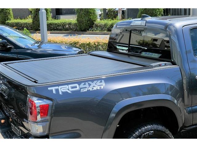 タコマ ダブルキャブ　ＴＲＤスポーツ　４ＷＤ　新車並行車　リフトアップ　ＬＥＥＲトノカバー　ＦＵＥＬ１８ＩｎｈＡＷ　アップルカープレイ／アンドロイドオート　パワーシート　スマートキー／プッシュスタート　ヒッチメンバー（8枚目）