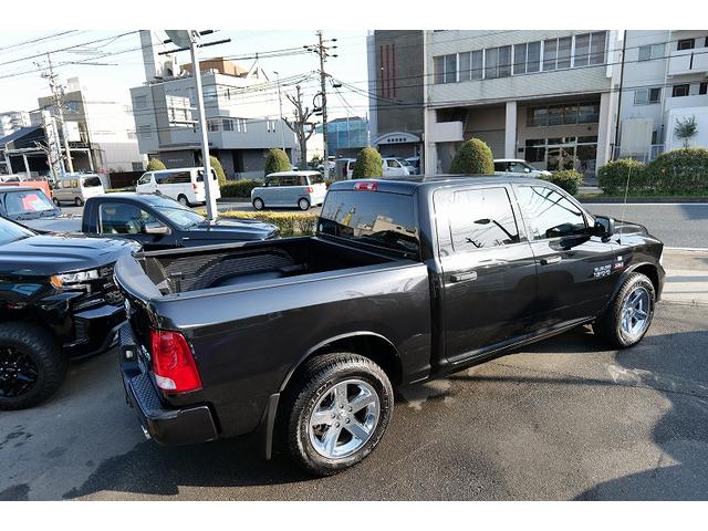 ダッジ・ラム 　自社輸入新車並行　２０１８Ｙモデル　ラム　クルーキャブ　４ＷＤ　５．７Ｌ　ＨＥＭＩ　ベンチシート　コラムオートマ　６人乗りベンチシート　デュアルエキゾースト　ヒッチメンバー　ベッドライナー（5枚目）