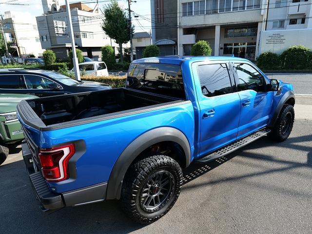 Ｆ－１５０ ラプター　８０２Ａラグジュアリー　自社輸入新車並行１オーナー　ＵＳＡモデル　パノラマサンルーフ　ＲＥＣＡＲＯ　インテリアカーボン　テクノロジーＰ　ＦＯＲＤレーシング・マフラー　ＲＯＵＳＨ２０ＡＷ　３６０°カメラ（6枚目）