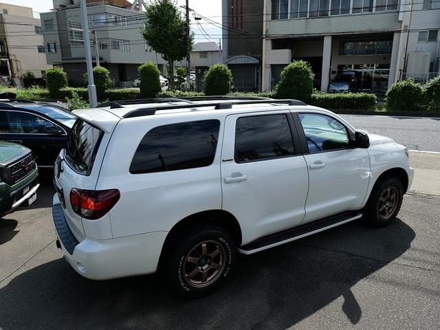 セコイア プラチナム　４ＷＤ　新車並行　１オーナ－車　ガレージ保管　スマートキー＆Ｐ．スタート　サンルーフ　ベンチレーションシート　ＴＳＳ　アップルカープレイ　ＲＡＹＳ１８インチＡＷ　ＴＲＤ　ＰＲＯグリル＆フォグ（6枚目）