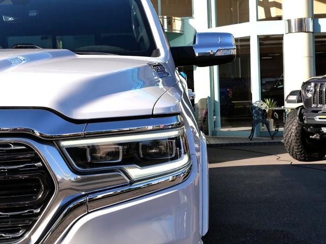 ダッジ・ラム ２０２０ｙモデル　クルーキャブ　リミテッド　パールホワイト　パノラマサンルーフ　パワーランニングボード　１２ｉｎｃｈスクリーン　Ａｐｐｌｅ　Ｃａｒ　Ｐｌａｙ＆Ａｎｄｒｏｉｄ　Ａｕｔｏ　Ｈａｒｍａｎ　Ｋａｒｄｏｎオーディオ　２２ｉｎｃｈＡＷ　ＢＡＫトノカバー（3枚目）
