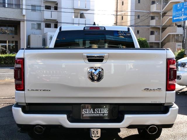 ダッジ・ラム ２０２０ｙモデル　クルーキャブ　リミテッド　パールホワイト　パノラマサンルーフ　パワーランニングボード　１２ｉｎｃｈスクリーン　Ａｐｐｌｅ　Ｃａｒ　Ｐｌａｙ＆Ａｎｄｒｏｉｄ　Ａｕｔｏ　Ｈａｒｍａｎ　Ｋａｒｄｏｎオーディオ　２２ｉｎｃｈＡＷ　ＢＡＫトノカバー（31枚目）
