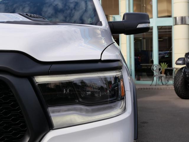 ダッジ・ラム 新車並行車 2021年モデル REBEL クルーキャブ4WD.パノラマサンルーフ.MOPERトノカバー.Level2イクイップメント.12インチディスプレー.アップルカープレイ.F&Rパークセンサー(3枚目)