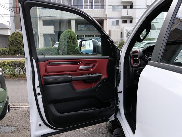 ダッジ・ラム 新車並行車 2021年モデル REBEL クルーキャブ4WD.パノラマサンルーフ.MOPERトノカバー.Level2イクイップメント.12インチディスプレー.アップルカープレイ.F&Rパークセンサー(18枚目)