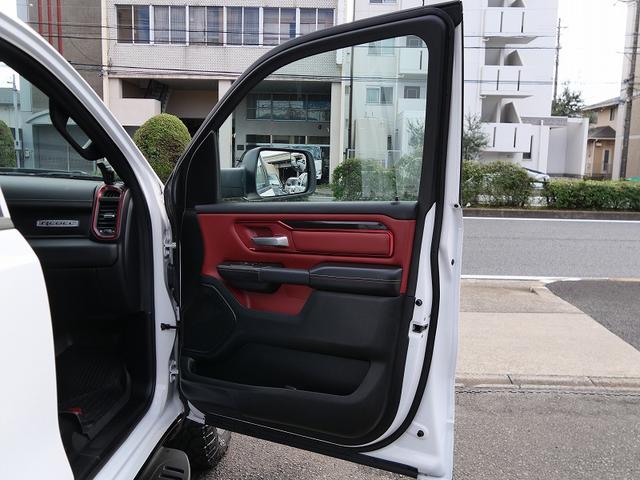 ダッジ・ラム 新車並行車 2021年モデル REBEL クルーキャブ4WD.パノラマサンルーフ.MOPERトノカバー.Level2イクイップメント.12インチディスプレー.アップルカープレイ.F&Rパークセンサー(19枚目)