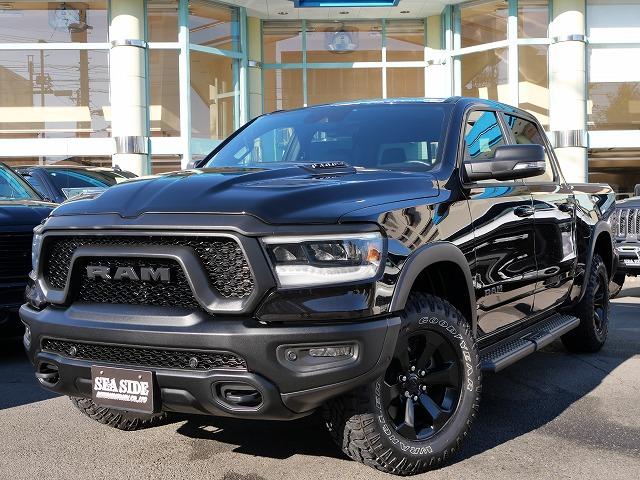 ダッジ・ラム ２０２２ｙモデル　新車並行車　ＣＲＥＷ　ＣＡＢ　ＲＥＢＥＬ　ナイトエディションＰＫＧ　１２インチディスプレイオーディオ　アップルカープレイ　シートヒーター　ステアリングヒーター　パワーシート　ＦＳＲカメラ　ＬＥＤヘッドライト　サイドステップ　三分割トノカバー（2枚目）