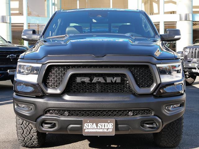 ダッジ・ラム ２０２２ｙモデル　新車並行車　ＣＲＥＷ　ＣＡＢ　ＲＥＢＥＬ　ナイトエディションＰＫＧ　１２インチディスプレイオーディオ　アップルカープレイ　シートヒーター　ステアリングヒーター　パワーシート　ＦＳＲカメラ　ＬＥＤヘッドライト　サイドステップ　三分割トノカバー（3枚目）