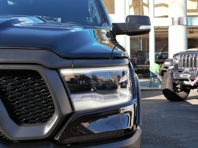 ダッジ・ラム ２０２２ｙモデル　新車並行車　ＣＲＥＷ　ＣＡＢ　ＲＥＢＥＬ　ナイトエディションＰＫＧ　１２インチディスプレイオーディオ　アップルカープレイ　シートヒーター　ステアリングヒーター　パワーシート　ＦＳＲカメラ　ＬＥＤヘッドライト　サイドステップ　三分割トノカバー（4枚目）