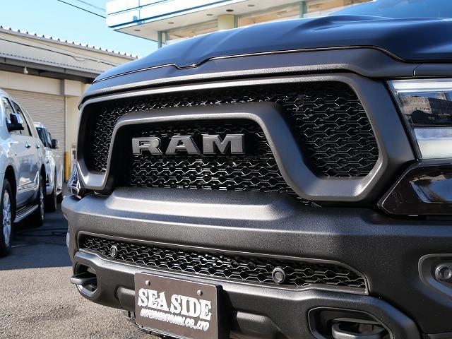 ダッジ・ラム ２０２２ｙモデル　新車並行車　ＣＲＥＷ　ＣＡＢ　ＲＥＢＥＬ　ナイトエディションＰＫＧ　１２インチディスプレイオーディオ　アップルカープレイ　シートヒーター　ステアリングヒーター　パワーシート　ＦＳＲカメラ　ＬＥＤヘッドライト　サイドステップ　三分割トノカバー（5枚目）