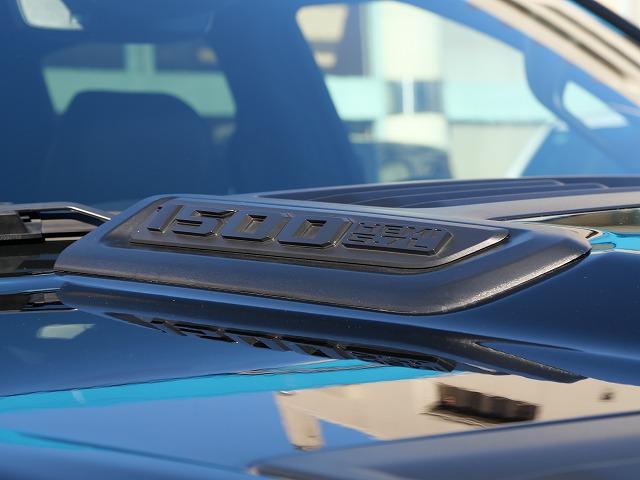 ダッジ・ラム ２０２２ｙモデル　新車並行車　ＣＲＥＷ　ＣＡＢ　ＲＥＢＥＬ　ナイトエディションＰＫＧ　１２インチディスプレイオーディオ　アップルカープレイ　シートヒーター　ステアリングヒーター　パワーシート　ＦＳＲカメラ　ＬＥＤヘッドライト　サイドステップ　三分割トノカバー（6枚目）