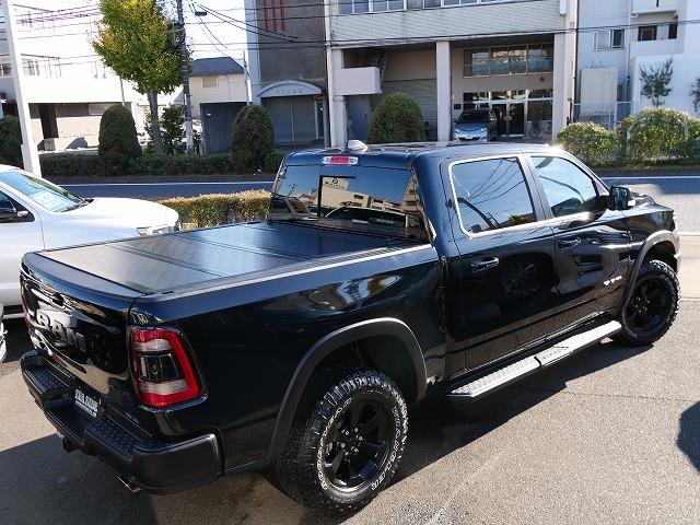 ダッジ・ラム ２０２２ｙモデル　新車並行車　ＣＲＥＷ　ＣＡＢ　ＲＥＢＥＬ　ナイトエディションＰＫＧ　１２インチディスプレイオーディオ　アップルカープレイ　シートヒーター　ステアリングヒーター　パワーシート　ＦＳＲカメラ　ＬＥＤヘッドライト　サイドステップ　三分割トノカバー（7枚目）