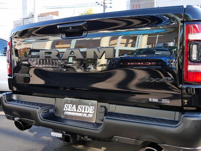 ダッジ・ラム ２０２２ｙモデル　新車並行車　ＣＲＥＷ　ＣＡＢ　ＲＥＢＥＬ　ナイトエディションＰＫＧ　１２インチディスプレイオーディオ　アップルカープレイ　シートヒーター　ステアリングヒーター　パワーシート　ＦＳＲカメラ　ＬＥＤヘッドライト　サイドステップ　三分割トノカバー（8枚目）