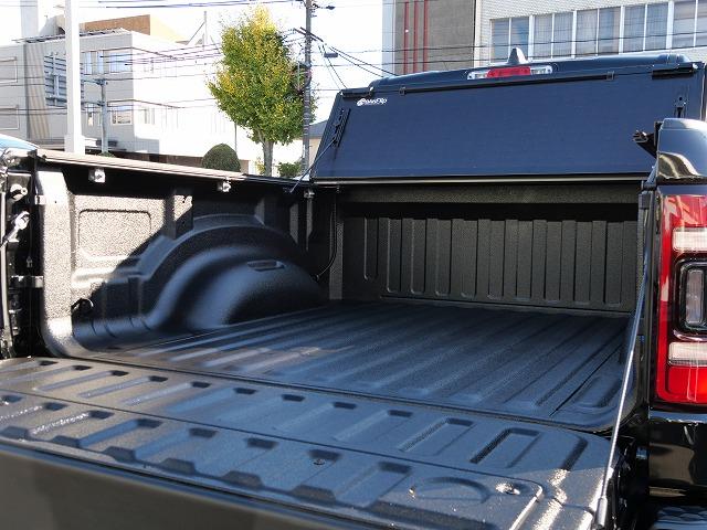 ダッジ・ラム ２０２２ｙモデル　新車並行車　ＣＲＥＷ　ＣＡＢ　ＲＥＢＥＬ　ナイトエディションＰＫＧ　１２インチディスプレイオーディオ　アップルカープレイ　シートヒーター　ステアリングヒーター　パワーシート　ＦＳＲカメラ　ＬＥＤヘッドライト　サイドステップ　三分割トノカバー（9枚目）