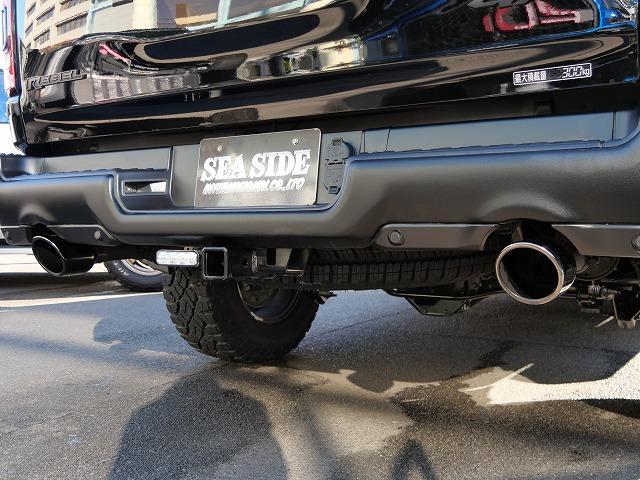 ダッジ・ラム ２０２２ｙモデル　新車並行車　ＣＲＥＷ　ＣＡＢ　ＲＥＢＥＬ　ナイトエディションＰＫＧ　１２インチディスプレイオーディオ　アップルカープレイ　シートヒーター　ステアリングヒーター　パワーシート　ＦＳＲカメラ　ＬＥＤヘッドライト　サイドステップ　三分割トノカバー（10枚目）