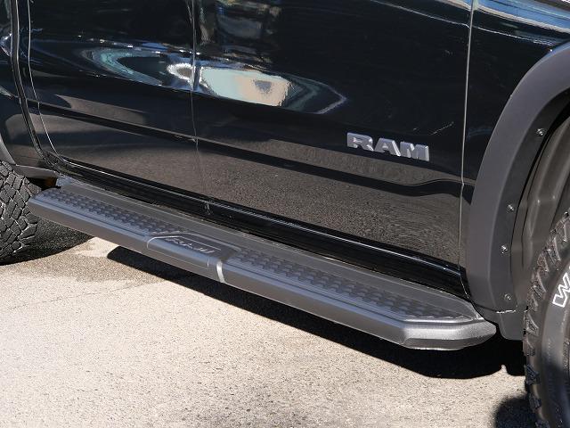 ダッジ・ラム ２０２２ｙモデル　新車並行車　ＣＲＥＷ　ＣＡＢ　ＲＥＢＥＬ　ナイトエディションＰＫＧ　１２インチディスプレイオーディオ　アップルカープレイ　シートヒーター　ステアリングヒーター　パワーシート　ＦＳＲカメラ　ＬＥＤヘッドライト　サイドステップ　三分割トノカバー（11枚目）