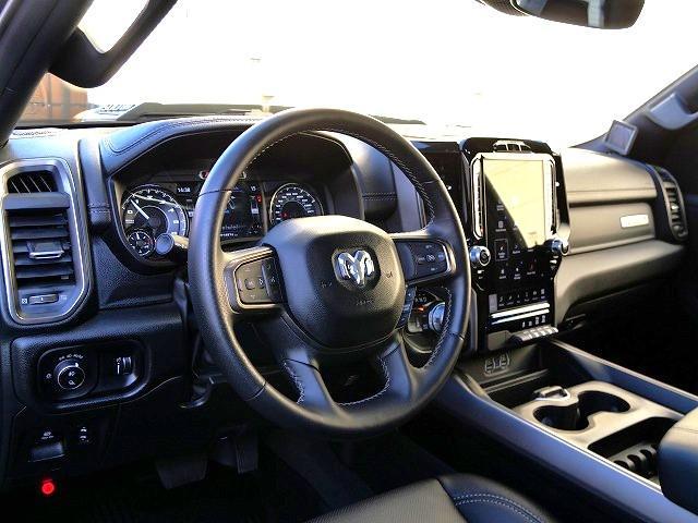 ダッジ・ラム ２０２２ｙモデル　新車並行車　ＣＲＥＷ　ＣＡＢ　ＲＥＢＥＬ　ナイトエディションＰＫＧ　１２インチディスプレイオーディオ　アップルカープレイ　シートヒーター　ステアリングヒーター　パワーシート　ＦＳＲカメラ　ＬＥＤヘッドライト　サイドステップ　三分割トノカバー（13枚目）