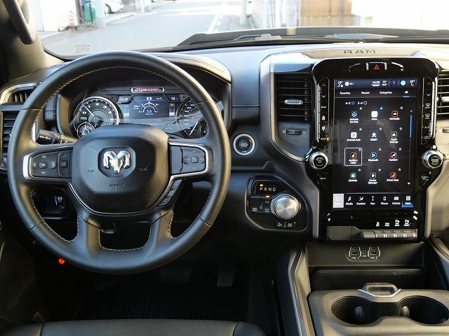 ダッジ・ラム ２０２２ｙモデル　新車並行車　ＣＲＥＷ　ＣＡＢ　ＲＥＢＥＬ　ナイトエディションＰＫＧ　１２インチディスプレイオーディオ　アップルカープレイ　シートヒーター　ステアリングヒーター　パワーシート　ＦＳＲカメラ　ＬＥＤヘッドライト　サイドステップ　三分割トノカバー（14枚目）