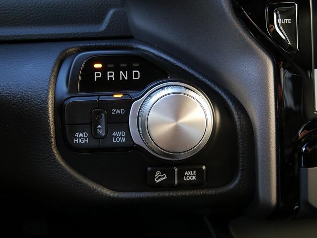 ダッジ・ラム ２０２２ｙモデル　新車並行車　ＣＲＥＷ　ＣＡＢ　ＲＥＢＥＬ　ナイトエディションＰＫＧ　１２インチディスプレイオーディオ　アップルカープレイ　シートヒーター　ステアリングヒーター　パワーシート　ＦＳＲカメラ　ＬＥＤヘッドライト　サイドステップ　三分割トノカバー（17枚目）