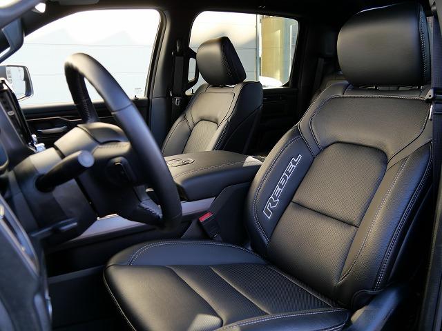 ダッジ・ラム ２０２２ｙモデル　新車並行車　ＣＲＥＷ　ＣＡＢ　ＲＥＢＥＬ　ナイトエディションＰＫＧ　１２インチディスプレイオーディオ　アップルカープレイ　シートヒーター　ステアリングヒーター　パワーシート　ＦＳＲカメラ　ＬＥＤヘッドライト　サイドステップ　三分割トノカバー（18枚目）