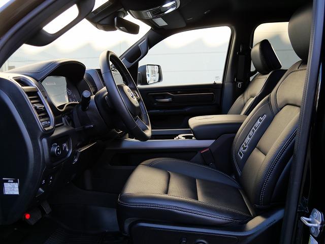 ダッジ・ラム ２０２２ｙモデル　新車並行車　ＣＲＥＷ　ＣＡＢ　ＲＥＢＥＬ　ナイトエディションＰＫＧ　１２インチディスプレイオーディオ　アップルカープレイ　シートヒーター　ステアリングヒーター　パワーシート　ＦＳＲカメラ　ＬＥＤヘッドライト　サイドステップ　三分割トノカバー（19枚目）
