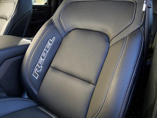 ダッジ・ラム ２０２２ｙモデル　新車並行車　ＣＲＥＷ　ＣＡＢ　ＲＥＢＥＬ　ナイトエディションＰＫＧ　１２インチディスプレイオーディオ　アップルカープレイ　シートヒーター　ステアリングヒーター　パワーシート　ＦＳＲカメラ　ＬＥＤヘッドライト　サイドステップ　三分割トノカバー（20枚目）