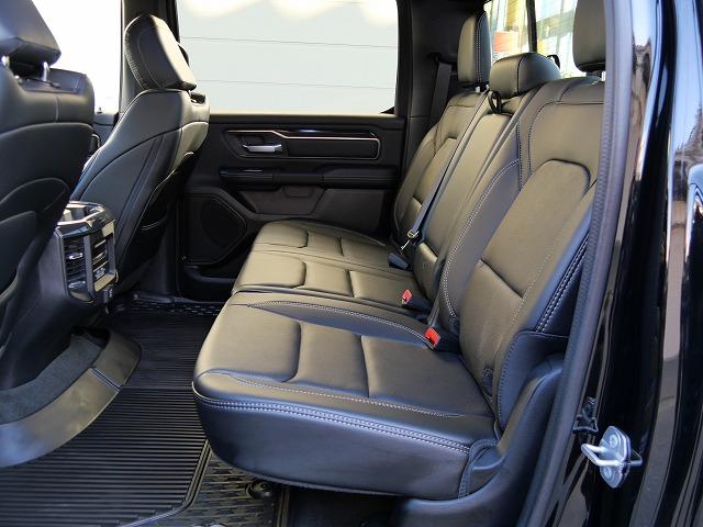 ダッジ・ラム ２０２２ｙモデル　新車並行車　ＣＲＥＷ　ＣＡＢ　ＲＥＢＥＬ　ナイトエディションＰＫＧ　１２インチディスプレイオーディオ　アップルカープレイ　シートヒーター　ステアリングヒーター　パワーシート　ＦＳＲカメラ　ＬＥＤヘッドライト　サイドステップ　三分割トノカバー（22枚目）