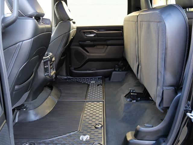 ダッジ・ラム ２０２２ｙモデル　新車並行車　ＣＲＥＷ　ＣＡＢ　ＲＥＢＥＬ　ナイトエディションＰＫＧ　１２インチディスプレイオーディオ　アップルカープレイ　シートヒーター　ステアリングヒーター　パワーシート　ＦＳＲカメラ　ＬＥＤヘッドライト　サイドステップ　三分割トノカバー（23枚目）