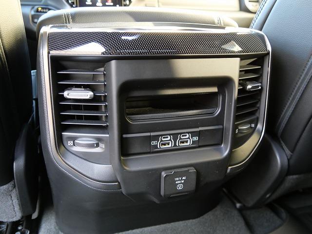 ダッジ・ラム ２０２２ｙモデル　新車並行車　ＣＲＥＷ　ＣＡＢ　ＲＥＢＥＬ　ナイトエディションＰＫＧ　１２インチディスプレイオーディオ　アップルカープレイ　シートヒーター　ステアリングヒーター　パワーシート　ＦＳＲカメラ　ＬＥＤヘッドライト　サイドステップ　三分割トノカバー（24枚目）