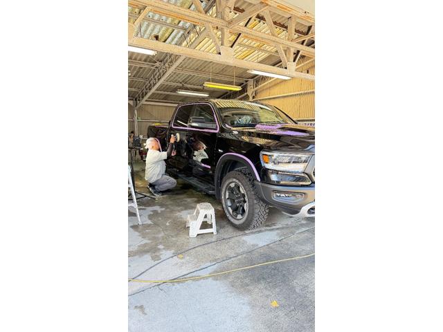 ダッジ・ラム ２０２２ｙモデル　新車並行車　ＣＲＥＷ　ＣＡＢ　ＲＥＢＥＬ　ナイトエディションＰＫＧ　１２インチディスプレイオーディオ　アップルカープレイ　シートヒーター　ステアリングヒーター　パワーシート　ＦＳＲカメラ　ＬＥＤヘッドライト　サイドステップ　三分割トノカバー（30枚目）