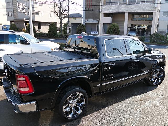 ダッジ・ラム 　リミテッド　新車並行車　２０１９年モデル　パノラマルーフ　ＲＡＭＢＯＸ　エアサス　電動ランニングボード　３６０度カメラ　Ｈａｒｍａｎ／Ｋａｄｒｏｎオーディオ　シートベンチレーション　２２ｉｎｃｈＡＷ（6枚目）