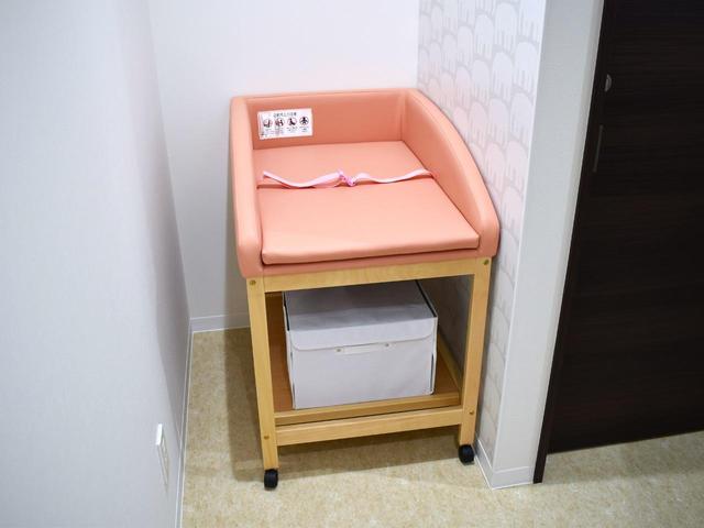 おむつ交換台もご用意がございます。小さいお子様連れでも気兼ねなくご来店してください。
