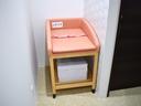 おむつ交換台もご用意がございます。小さいお子様連れでも気兼ねなくご来店してください。