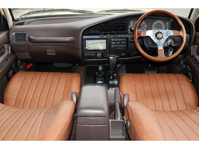 ランドクルーザー８０ ＶＸリミテッド　ベージュ全塗装　ＶＸ－ＬＴＤ　４５００ｃｃガソリン車　２インチリフトアップ　Ｆグリル後期仕様　ルーフラック　ｍｏｍｏステアリング　ＤＥＡＮクロスカントリー１６インチ　ジオランダータイヤ　サンルーフ（2枚目）