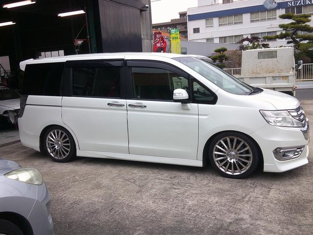 ステップワゴンスパーダ Z 禁煙車 ETC バックカメラ BluetoothハンズフリーフルセグTVナビ 純正カーテン ローダウン 両側電動スライドドア オートライト HID スマートキー アイドリングストップ リアスモーク(4枚目)