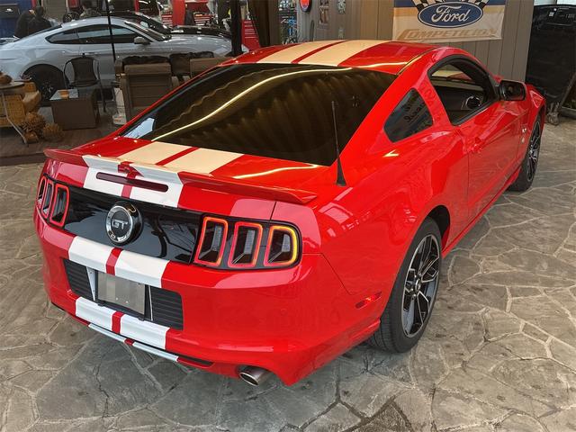 マスタング Ｖ８　ＧＴアピアランスパッケージ　センターストライプ。レッドレザーシート　後期フェイス　後期ＬＥＤテール（15枚目）