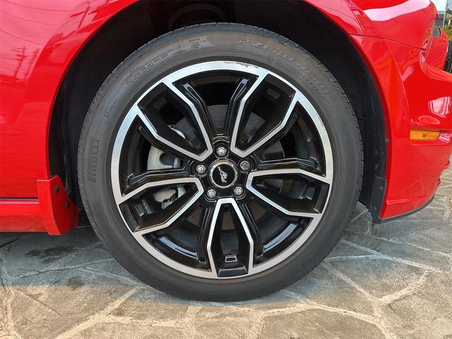 マスタング Ｖ８　ＧＴアピアランスパッケージ　センターストライプ。レッドレザーシート　後期フェイス　後期ＬＥＤテール（39枚目）