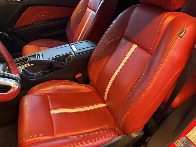 マスタング Ｖ８　ＧＴアピアランスパッケージ　センターストライプ。レッドレザーシート　後期フェイス　後期ＬＥＤテール（45枚目）